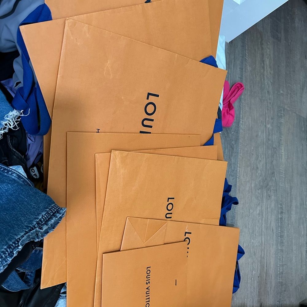8 LV boxes with bags